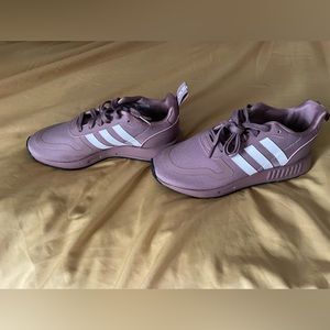 Women adidas sneakers size 6. Only worn once